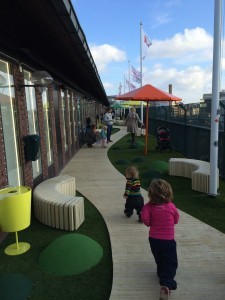 Vi har lagt fallskyddsgummit Sureplay och Konstgräs på Åhléns City i Stockholm.