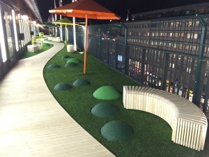 Vi har lagt fallskyddsgummit Sureplay och Konstgräs på Åhléns City i Stockholm.